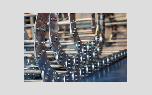 metallic-drag-chains-closed-bridge-type